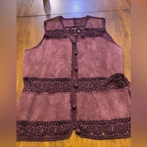 Suede leather & crochet vintage vest in a beautiful deep lavender! ☮️❤️☮️!!!